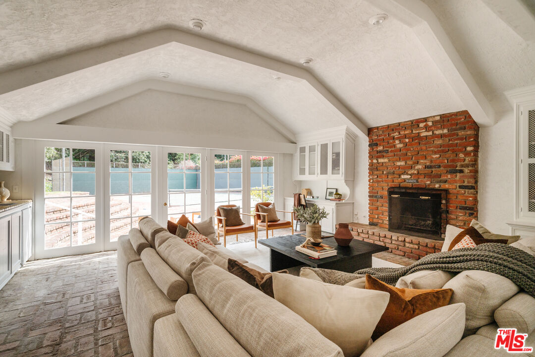 1126 Coldwater Canyon Dr