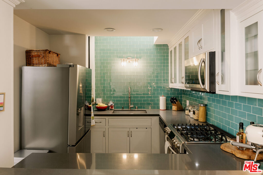 136 S Clark Dr Unit: 6