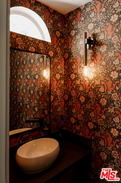 136 S Clark Dr Unit: 6