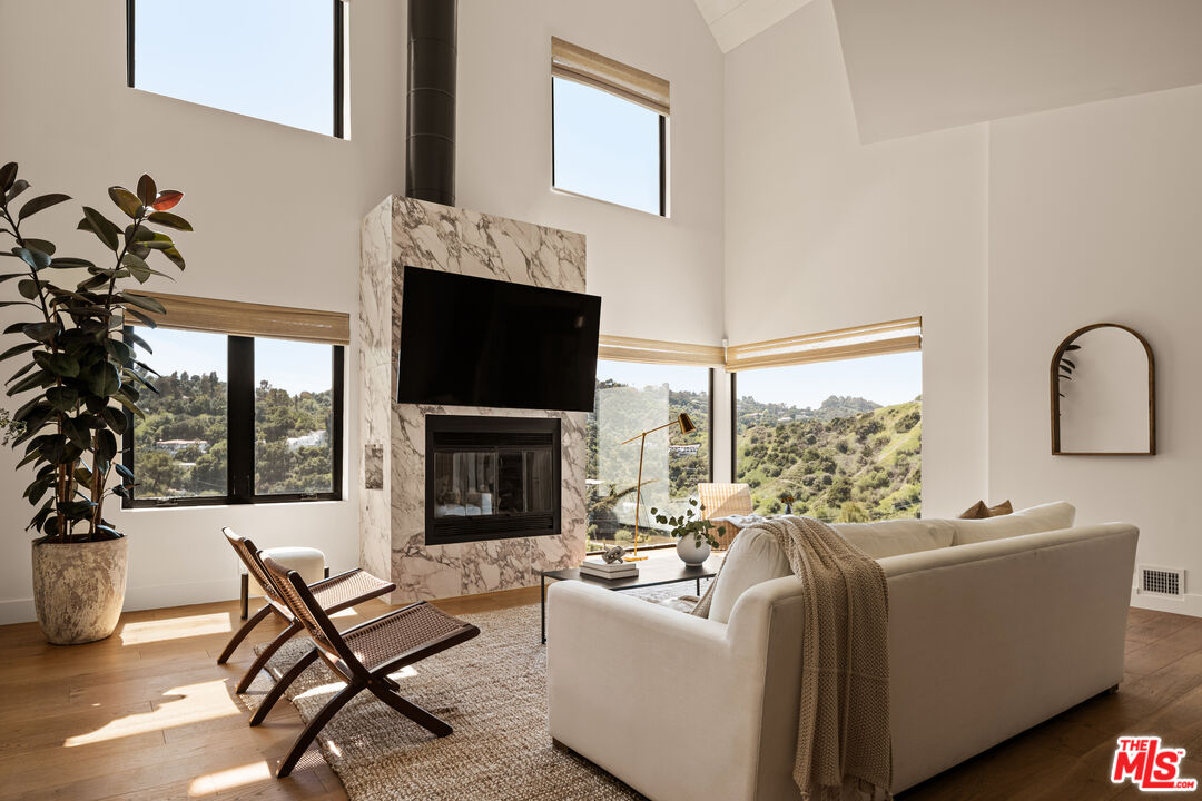 3657 Alta Mesa Dr