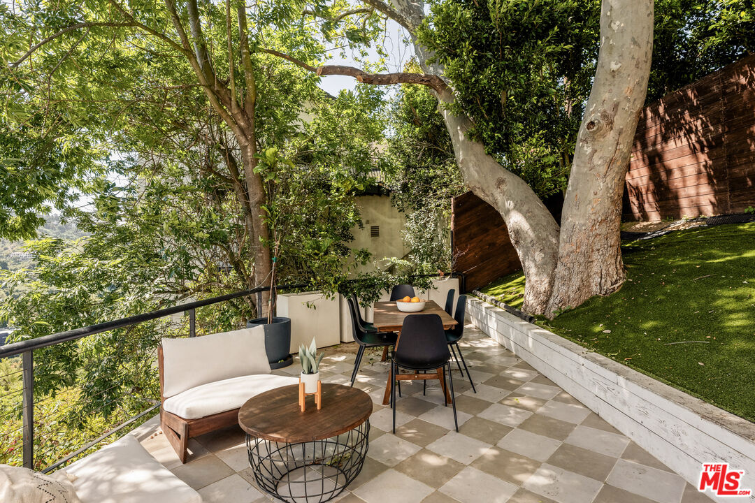 3657 Alta Mesa Dr
