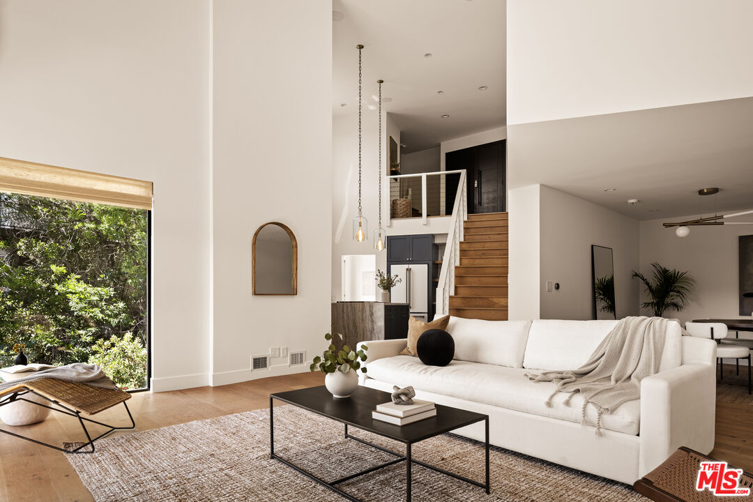 3657 Alta Mesa Dr
