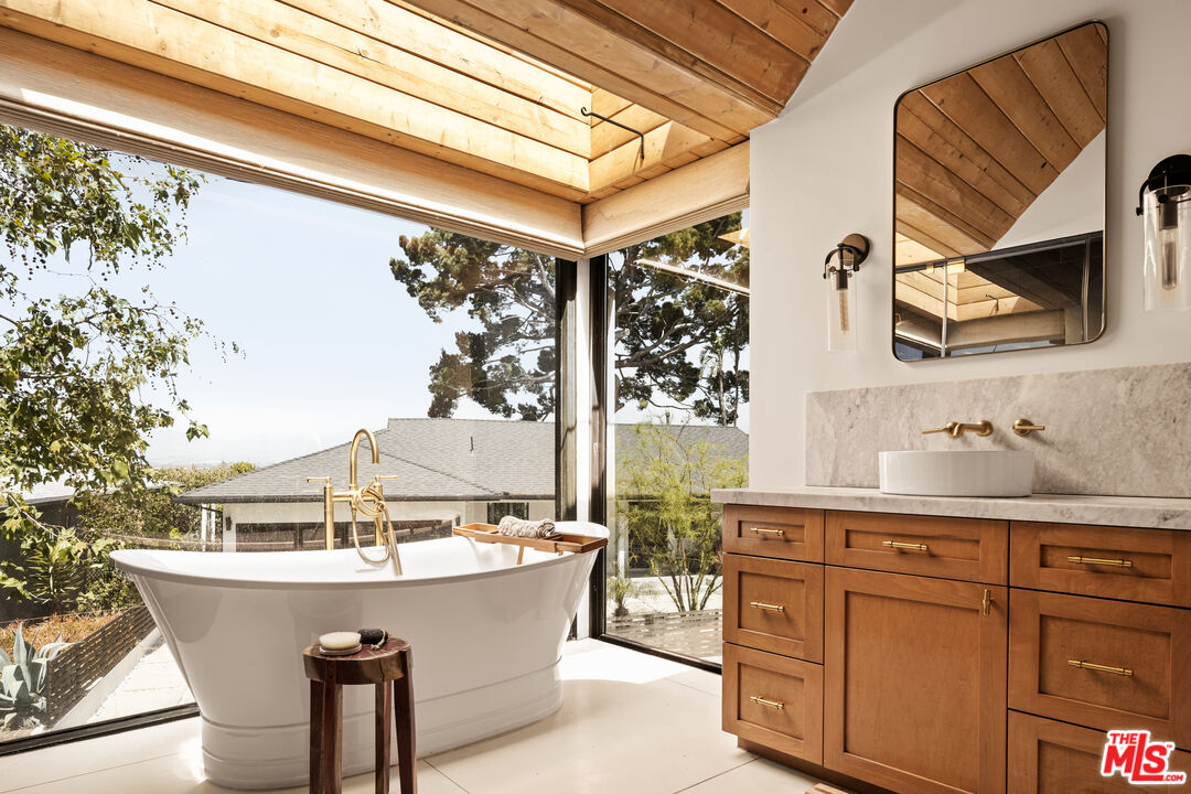 3657 Alta Mesa Dr