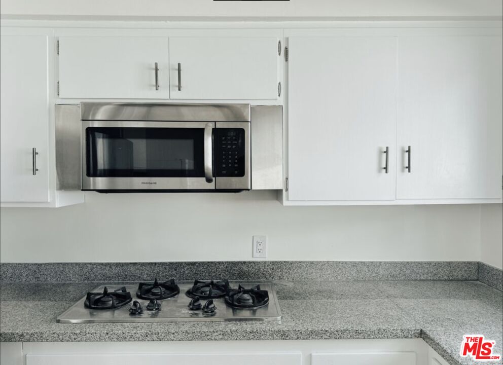 1261 N Laurel Ave Unit: 8