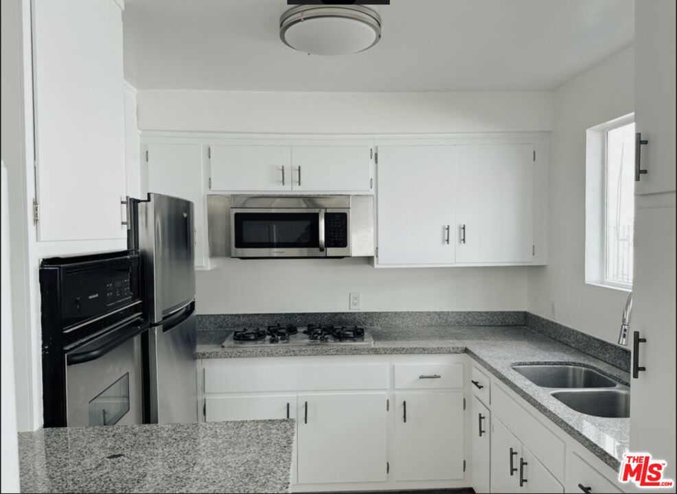 1261 N Laurel Ave Unit: 8