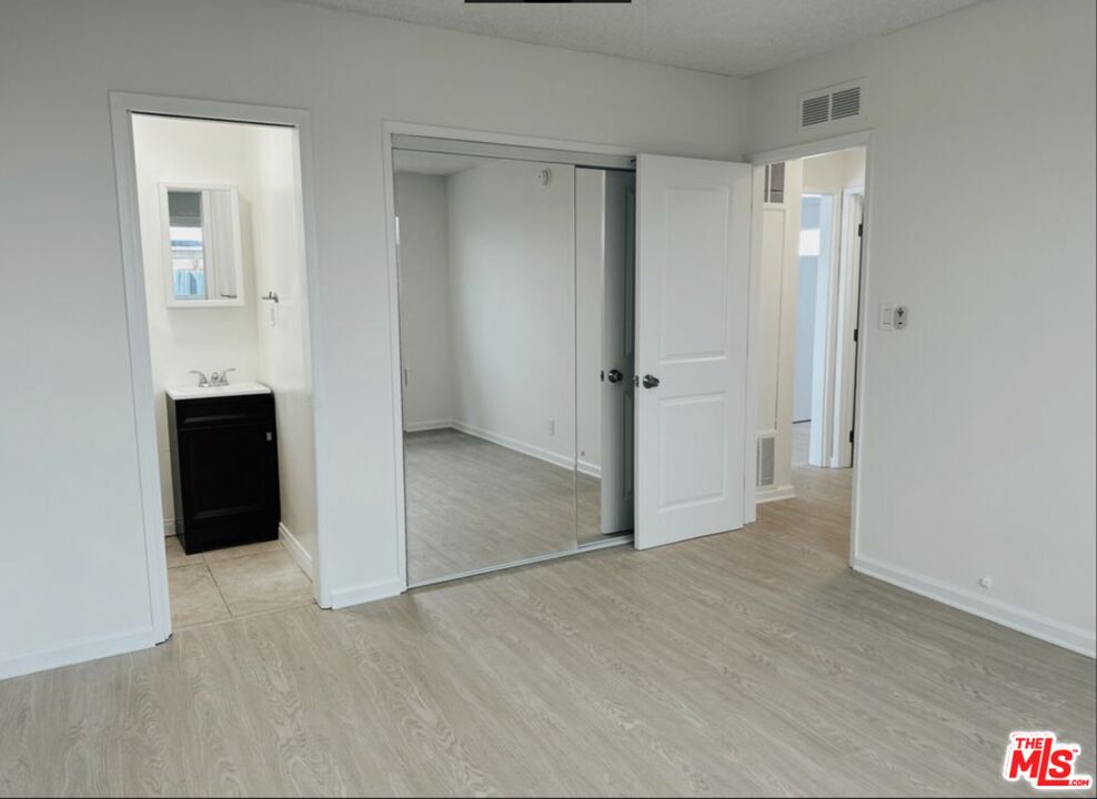1261 N Laurel Ave Unit: 8