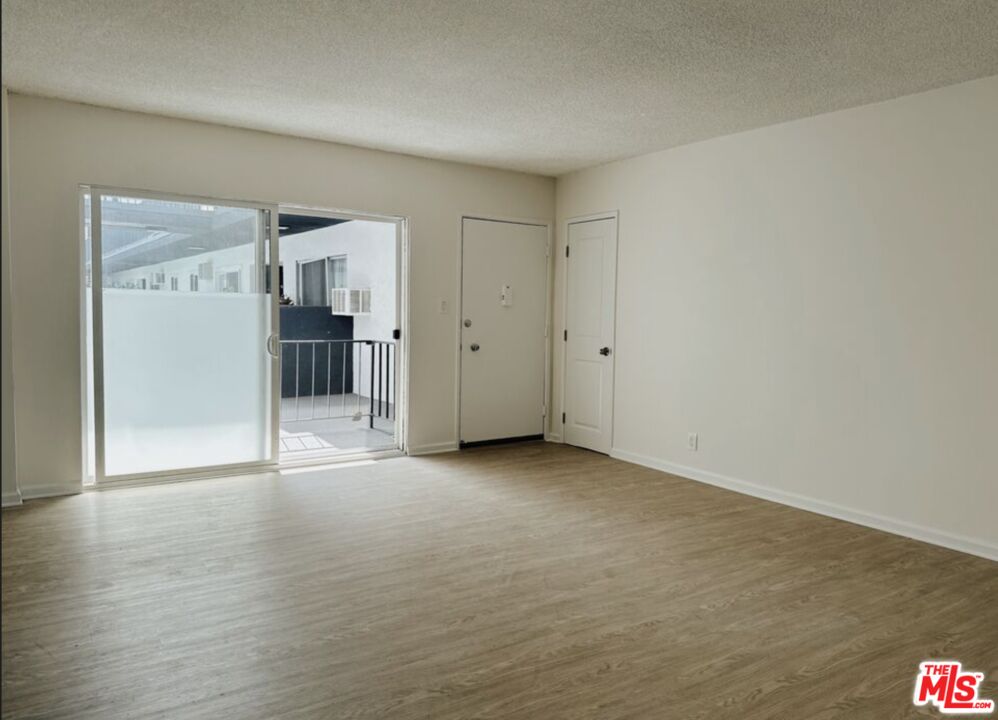 1261 N Laurel Ave Unit: 8