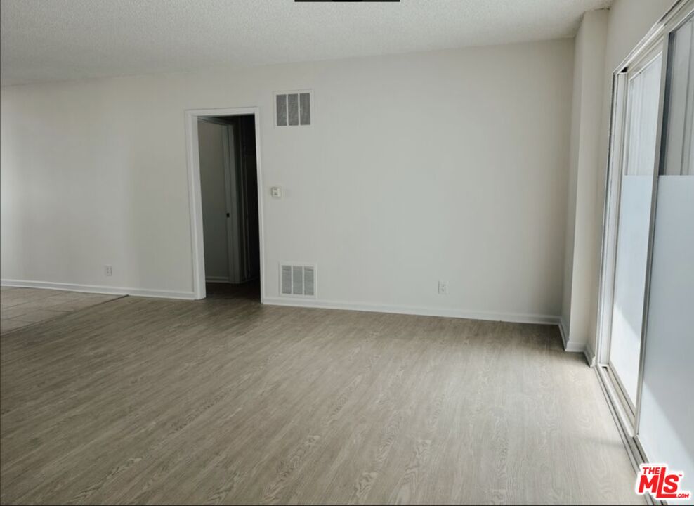 1261 N Laurel Ave Unit: 8
