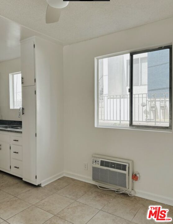 1261 N Laurel Ave Unit: 8