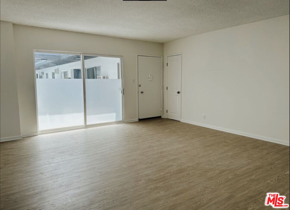 1261 N Laurel Ave Unit: 8