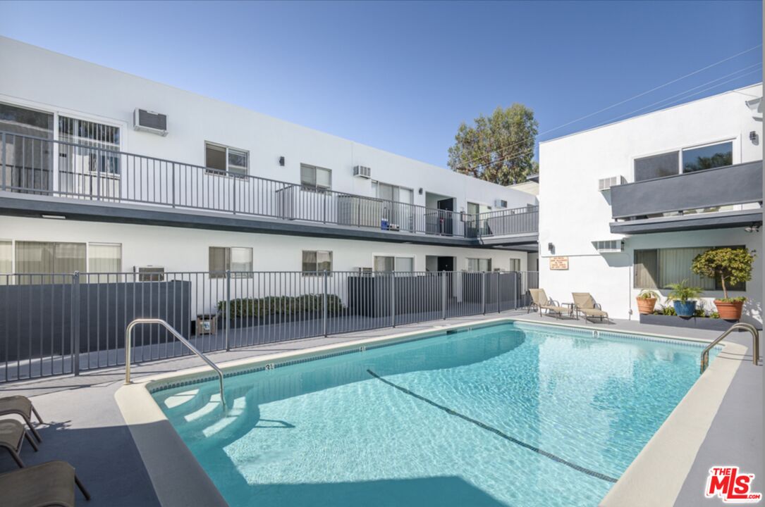 1261 N Laurel Ave Unit: 8