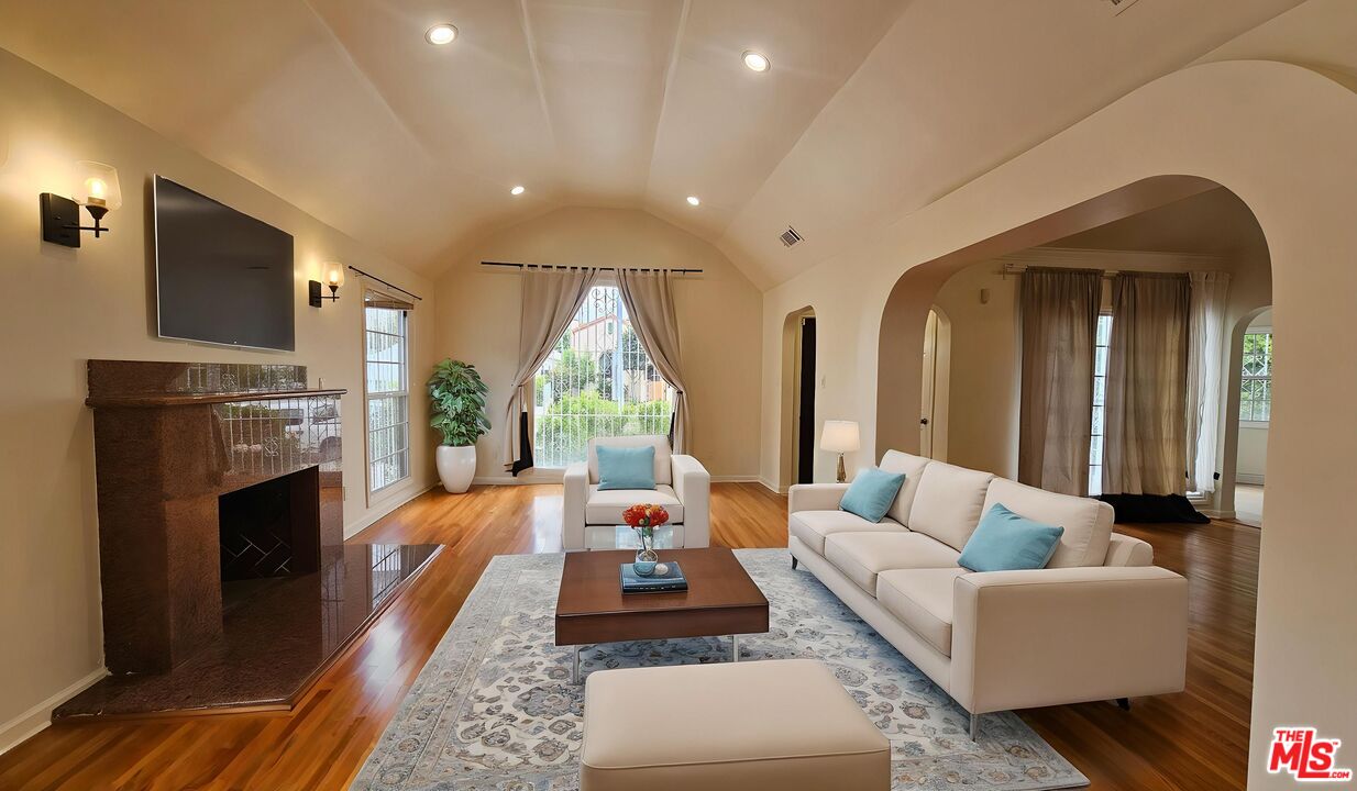 104 S Crescent Heights Blvd