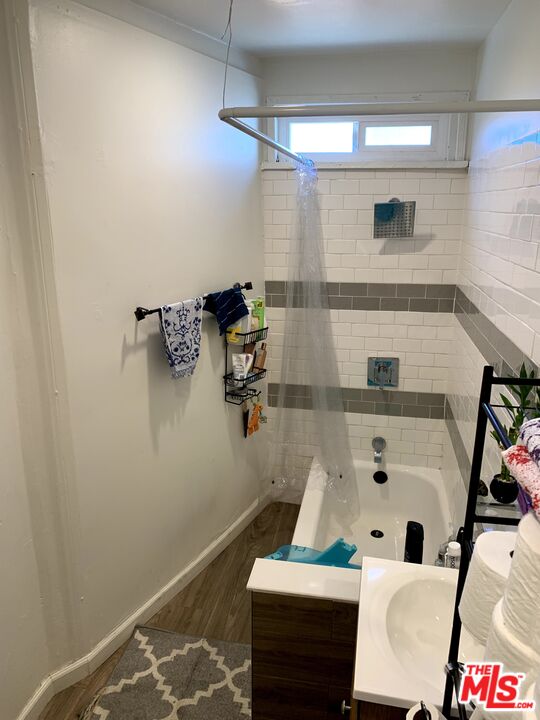 435 W 11th St