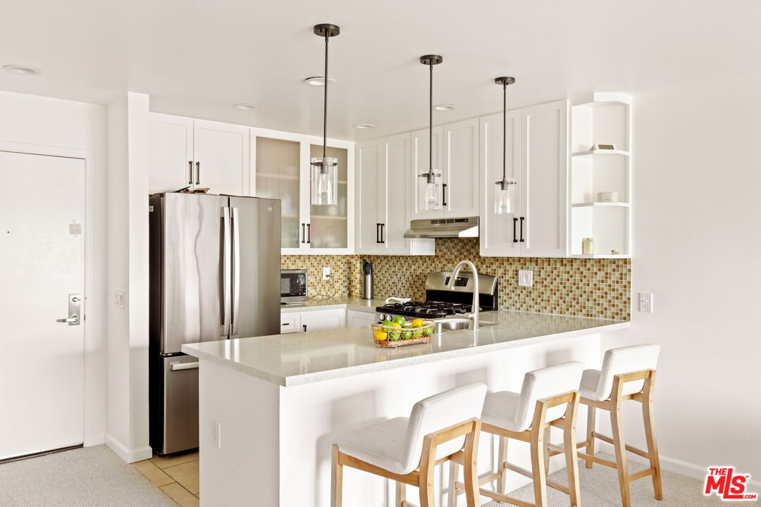 4702 Fulton Ave Unit: 204