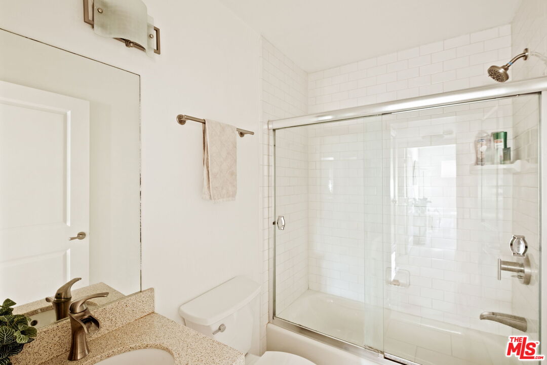 4702 Fulton Ave Unit: 204
