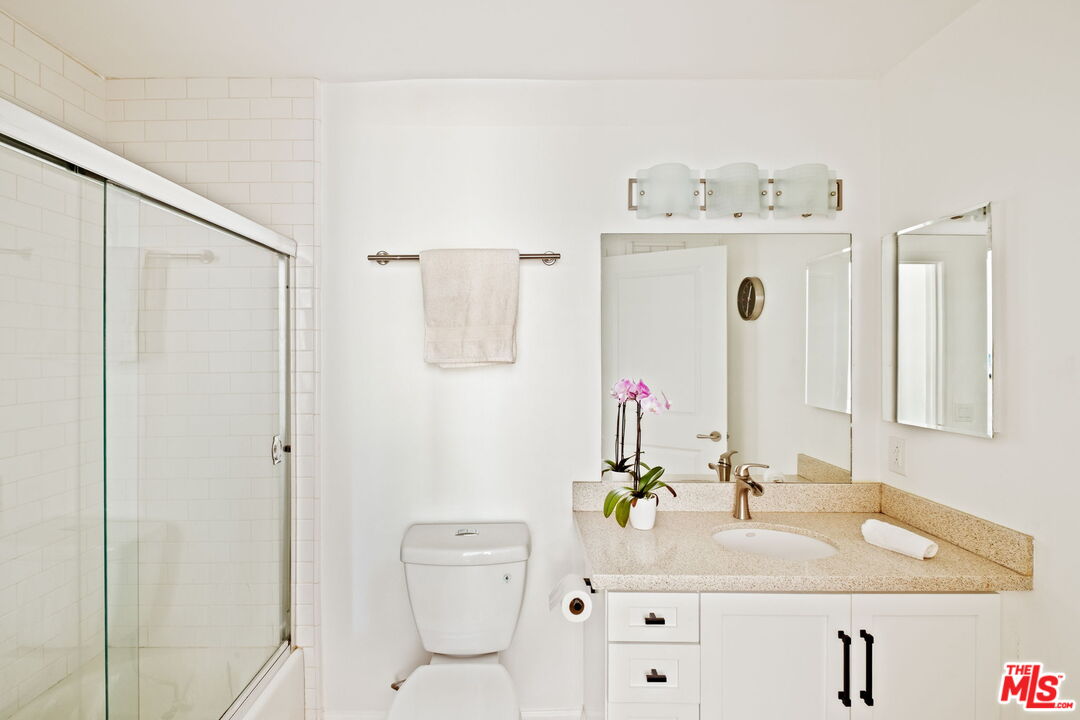 4702 Fulton Ave Unit: 204