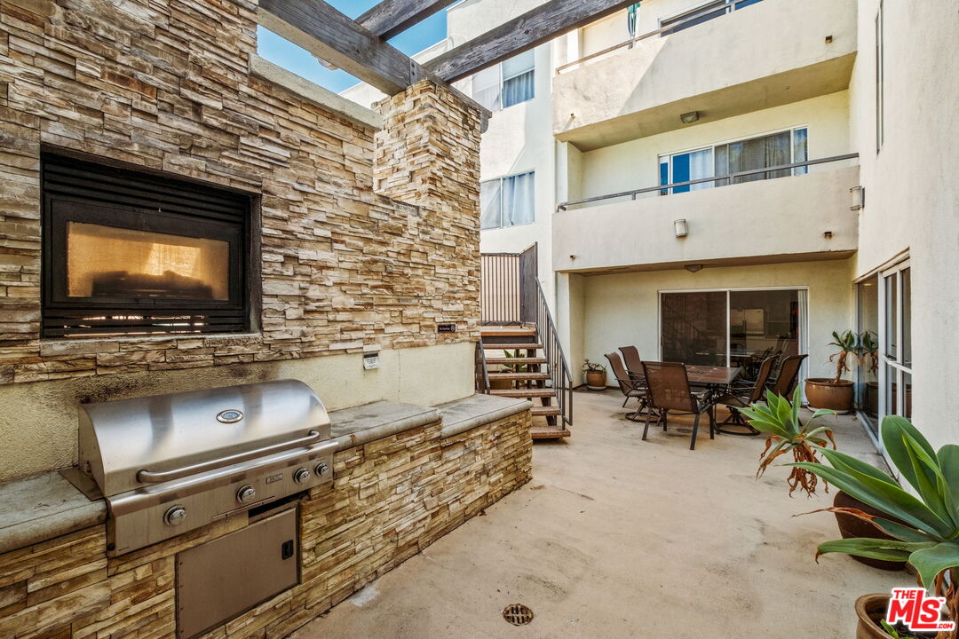 4702 Fulton Ave Unit: 204