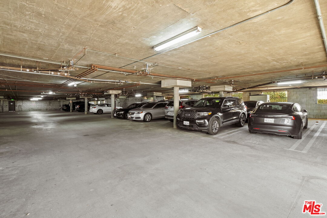 4702 Fulton Ave Unit: 204