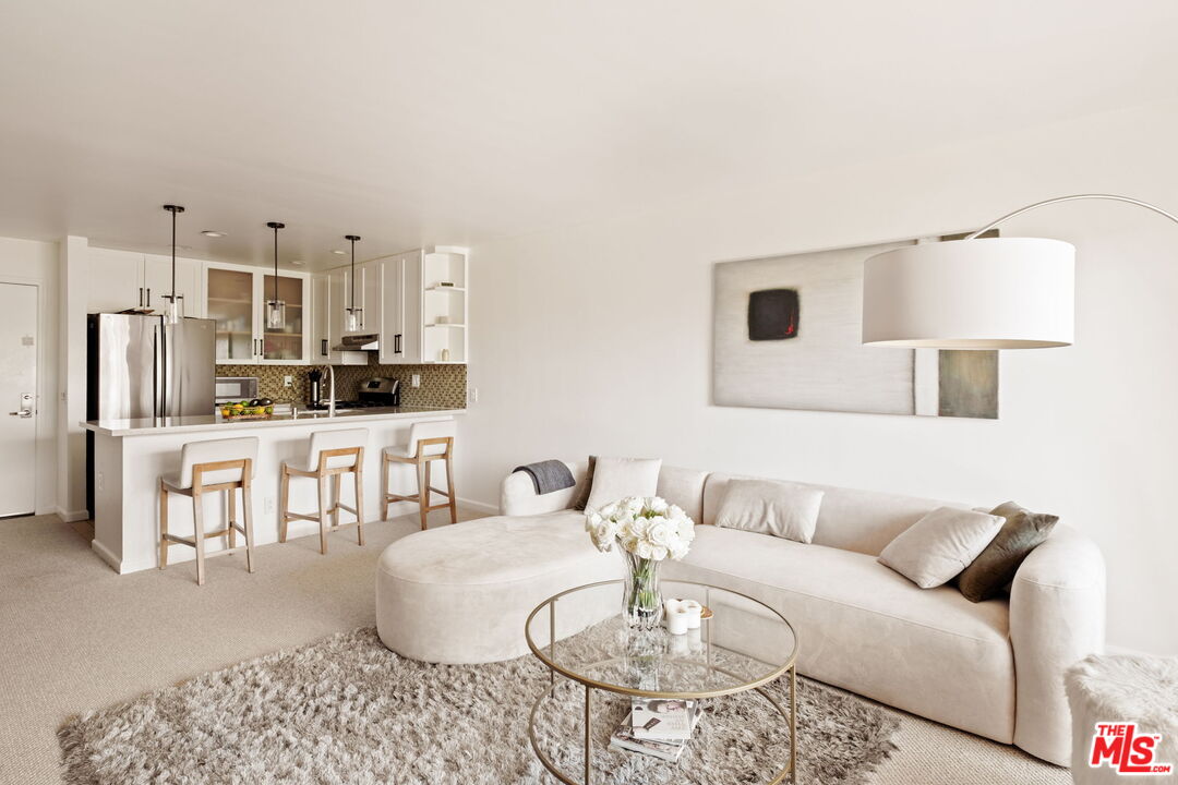 4702 Fulton Ave Unit: 204