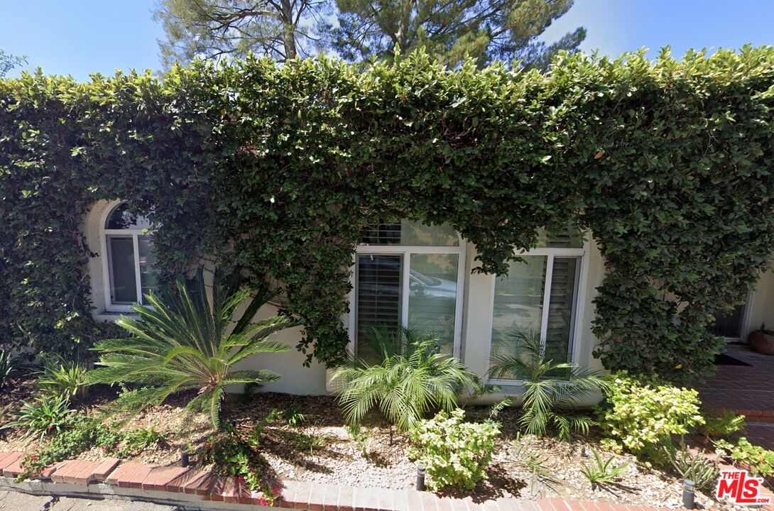 2401 Crest View Dr