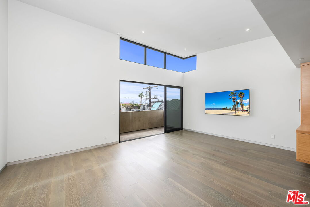 454 S. Venice Blvd