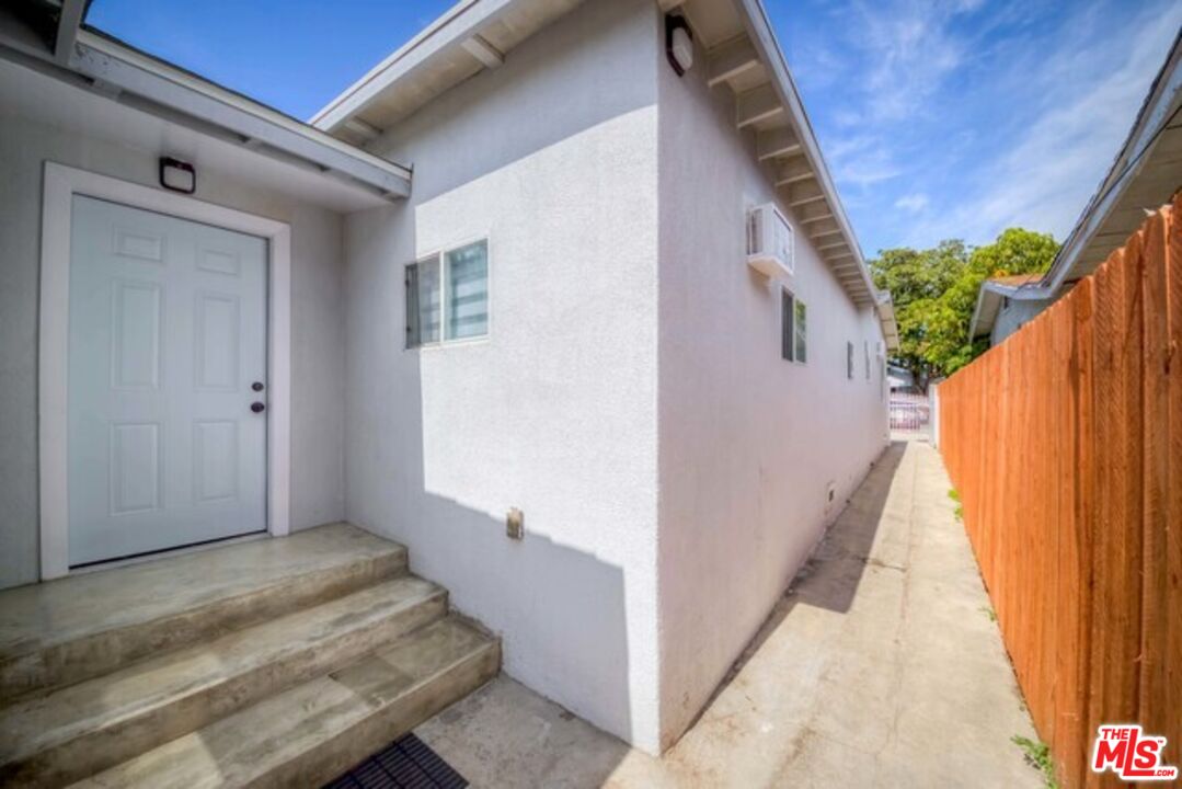 1726 W 37th Pl