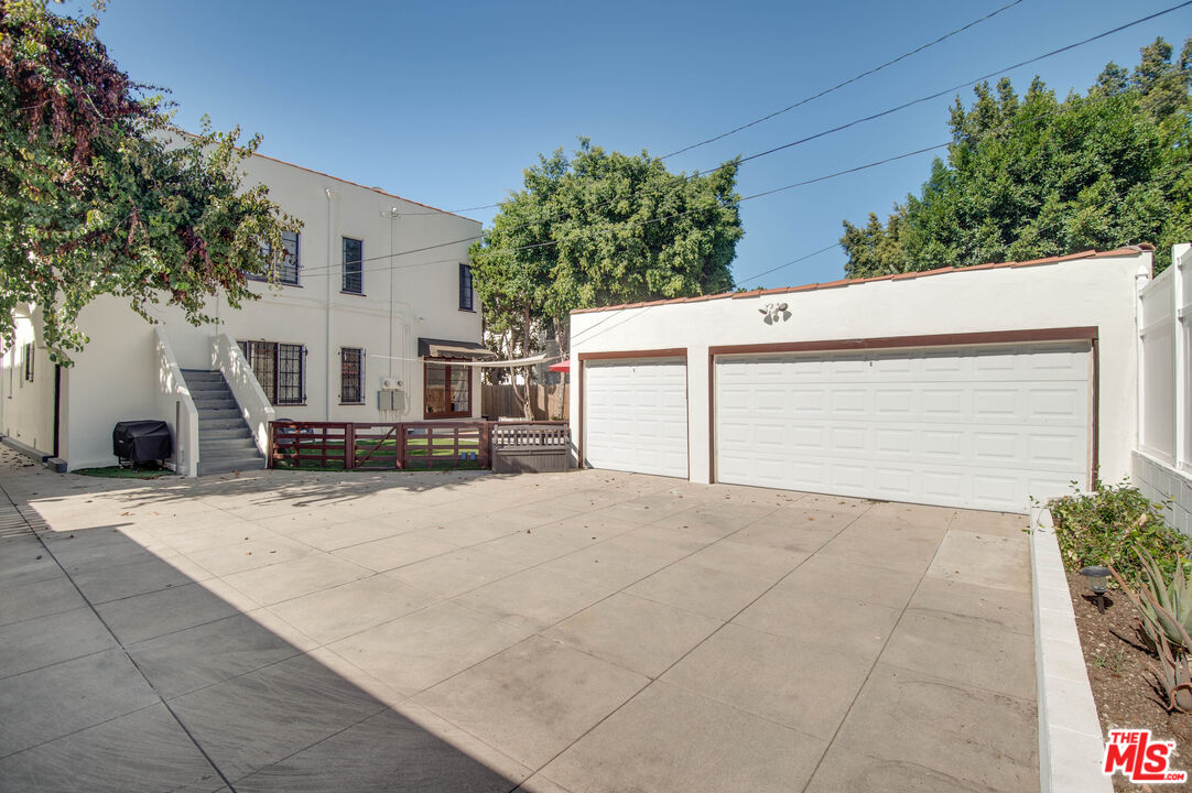 1172 S Hayworth Ave
