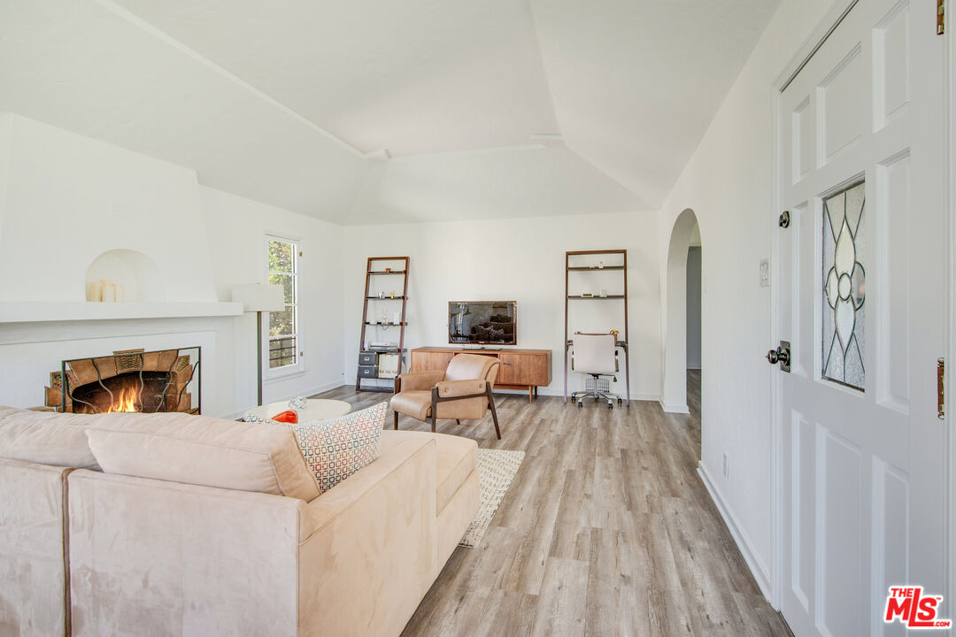1172 S Hayworth Ave
