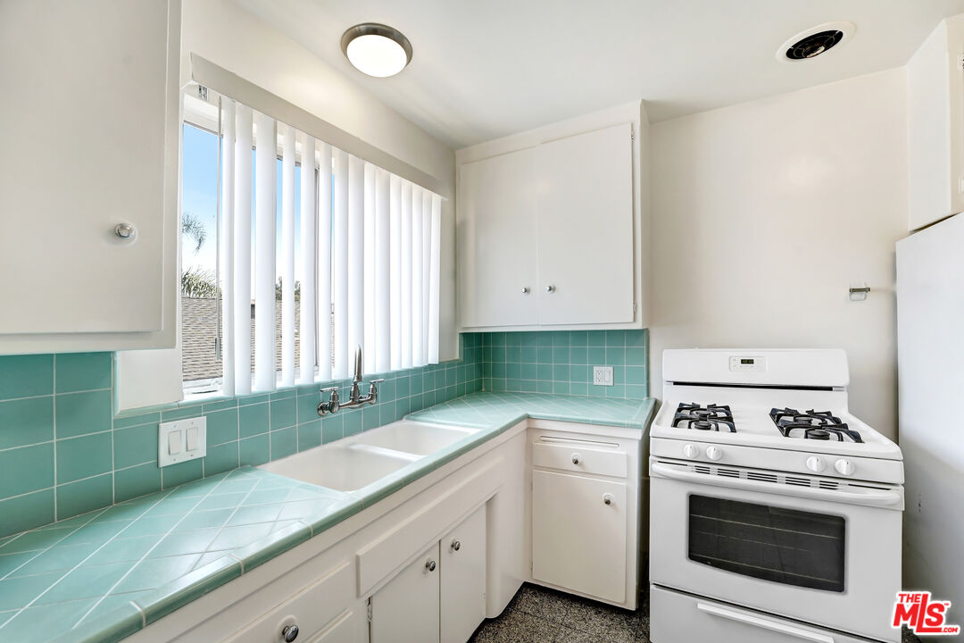 1433 N Hayworth Ave Unit: 5