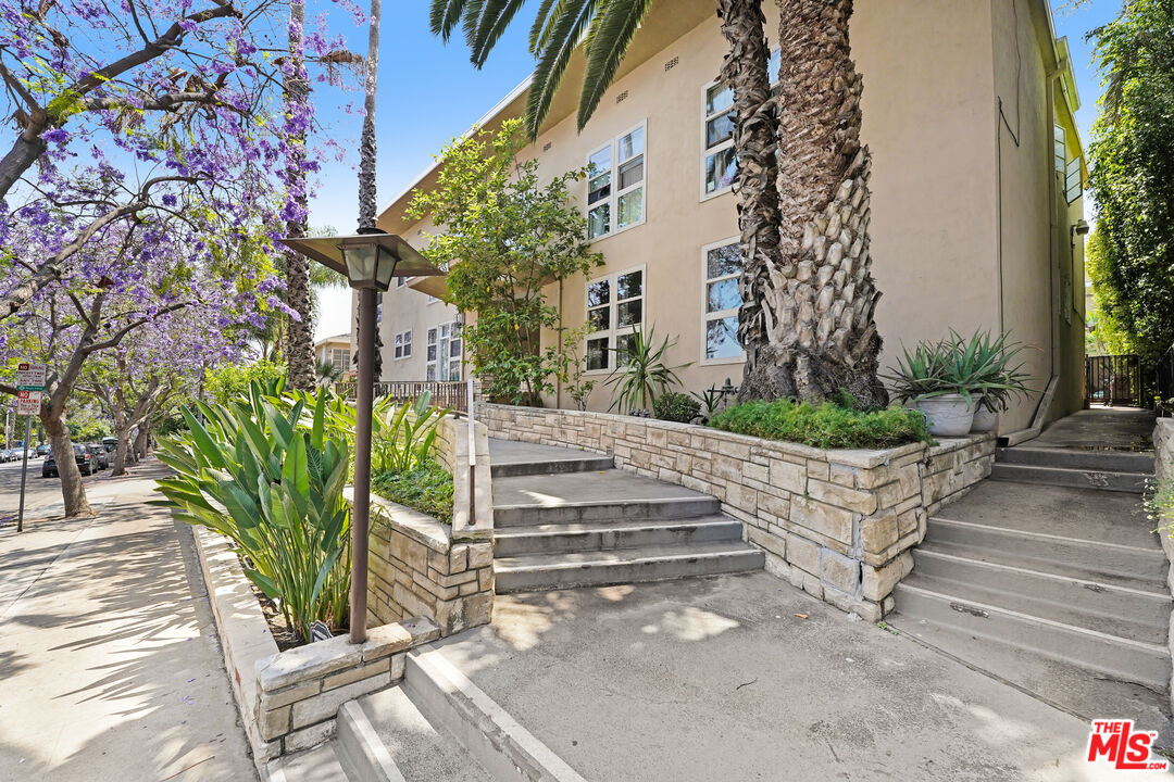 1433 N Hayworth Ave Unit: 5