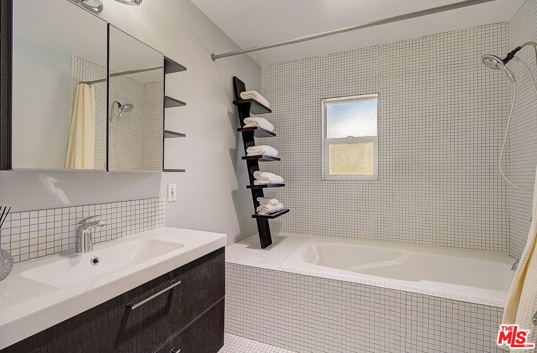4990 Llano Dr