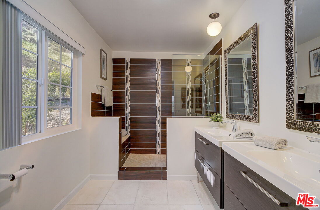 4990 Llano Dr