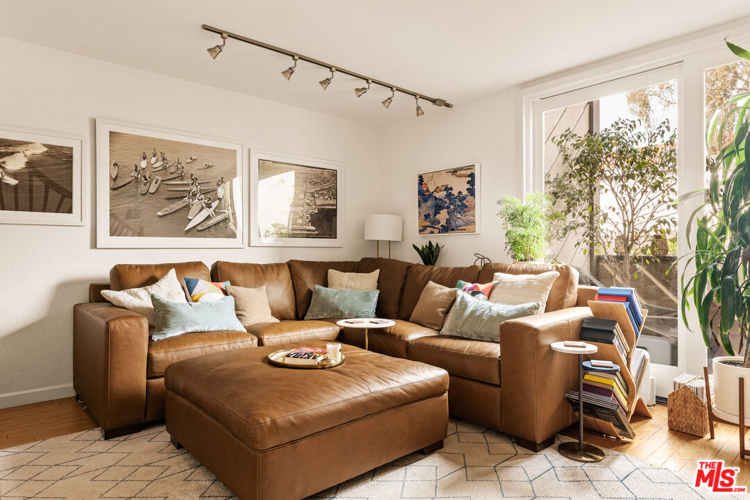 621 California Ave Unit: 3