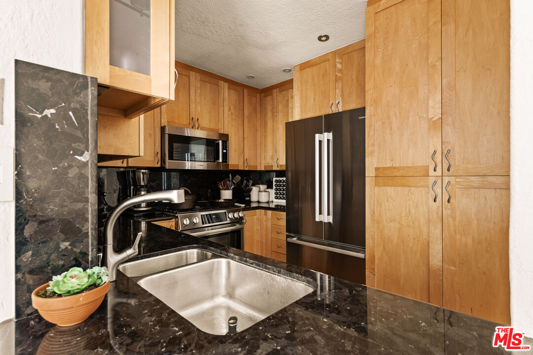 621 California Ave Unit: 3