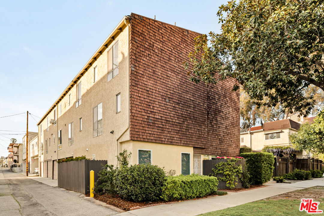 621 California Ave Unit: 3