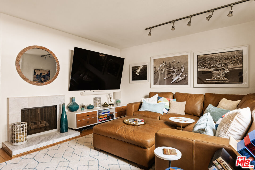 621 California Ave Unit: 3