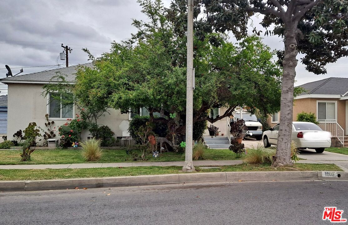 1108 S Vega St