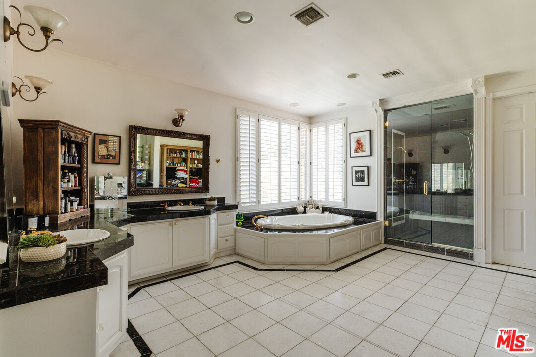 4244 Balcony Dr