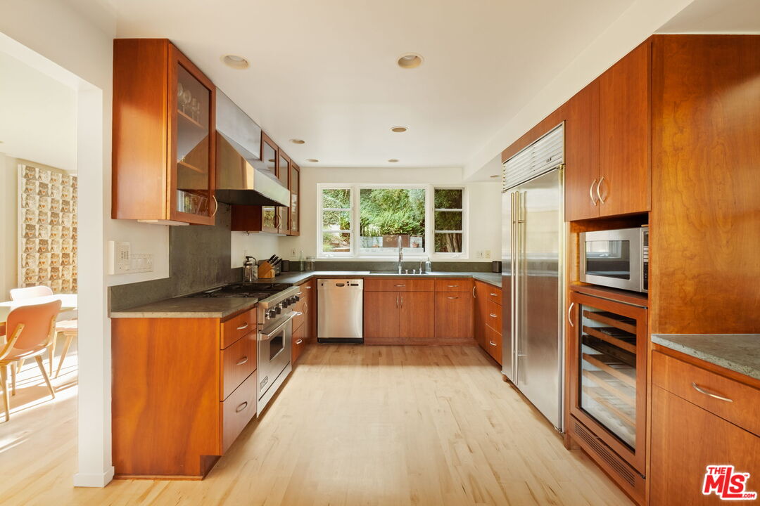 407 W Rustic Rd