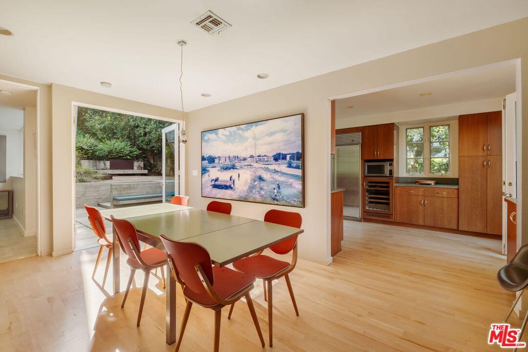 407 W Rustic Rd