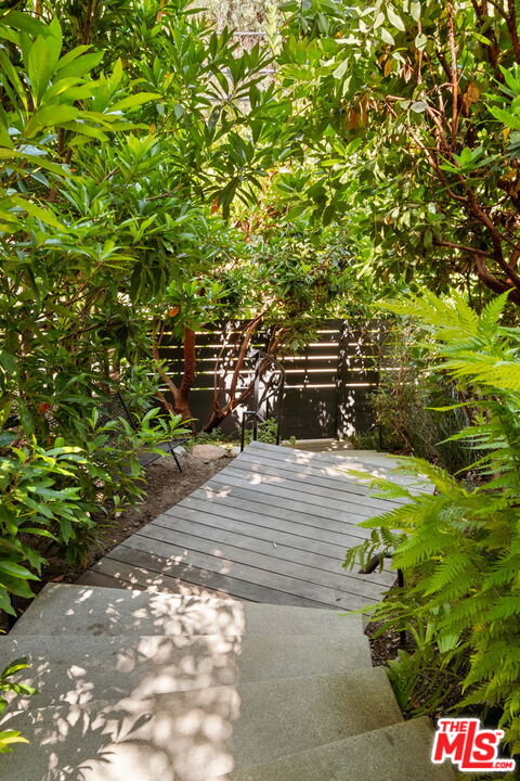 407 W Rustic Rd