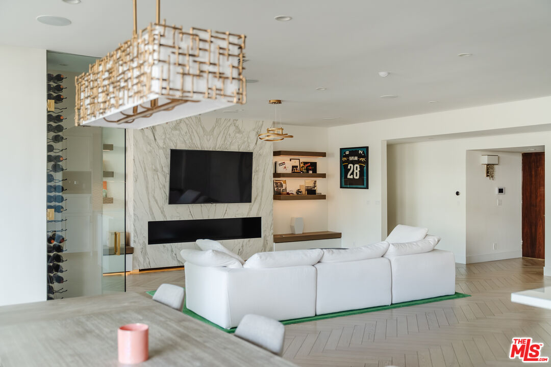 1333 S Beverly Glen Blvd Unit: 305