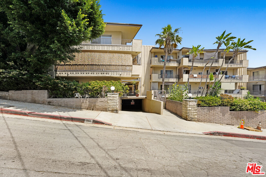 1140 N Clark St Unit: 206