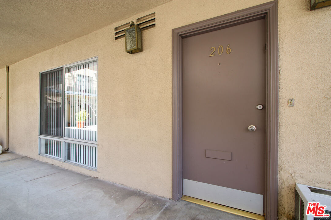 1140 N Clark St Unit: 206