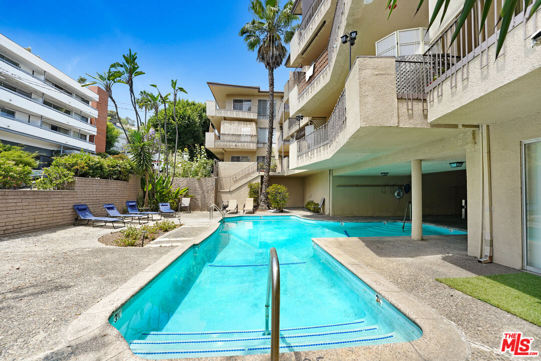 1140 N Clark St Unit: 206