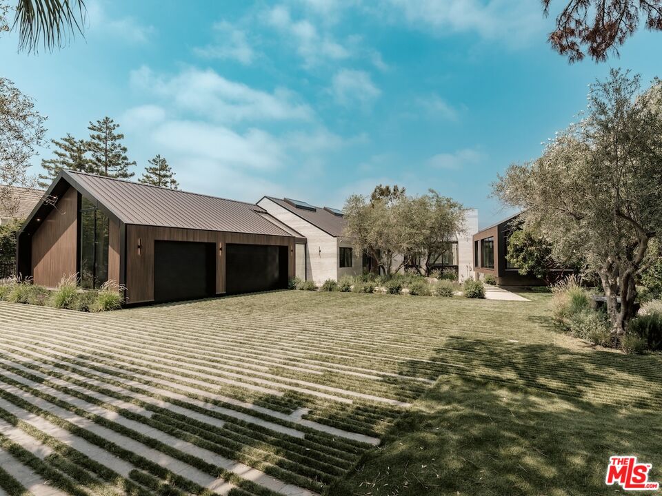 2555 La Mesa Dr