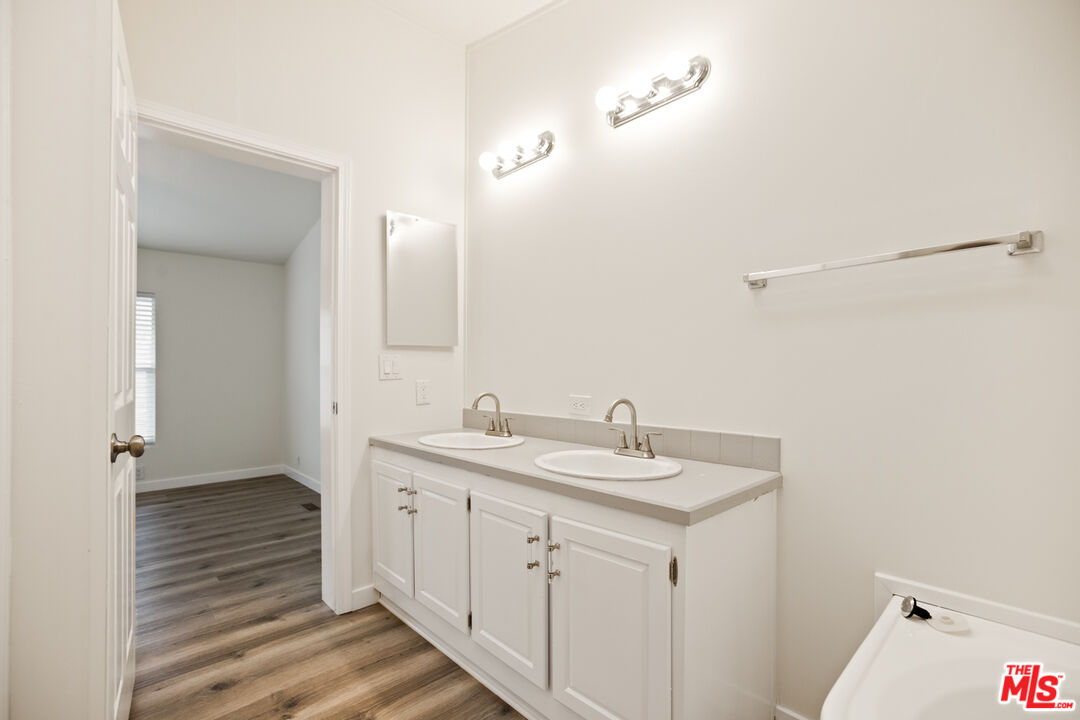 8250 Lankershim Blvd Unit: 33