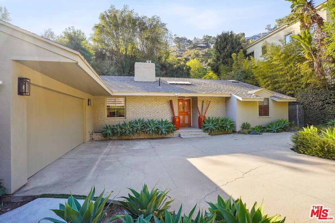 1323 Roscomare Rd