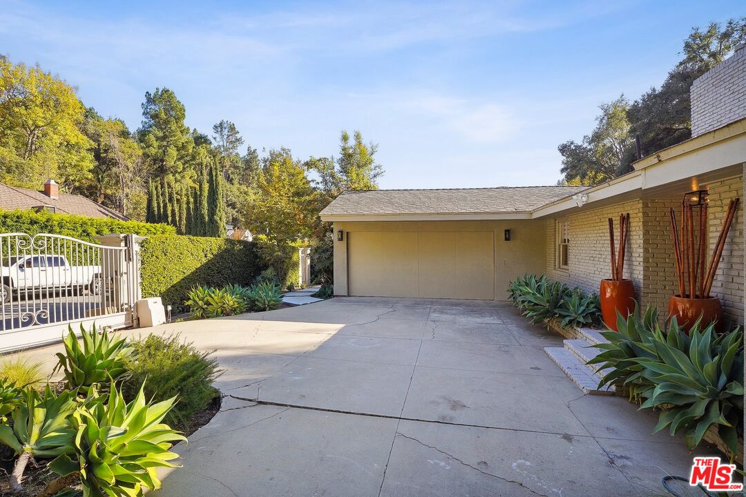 1323 Roscomare Rd