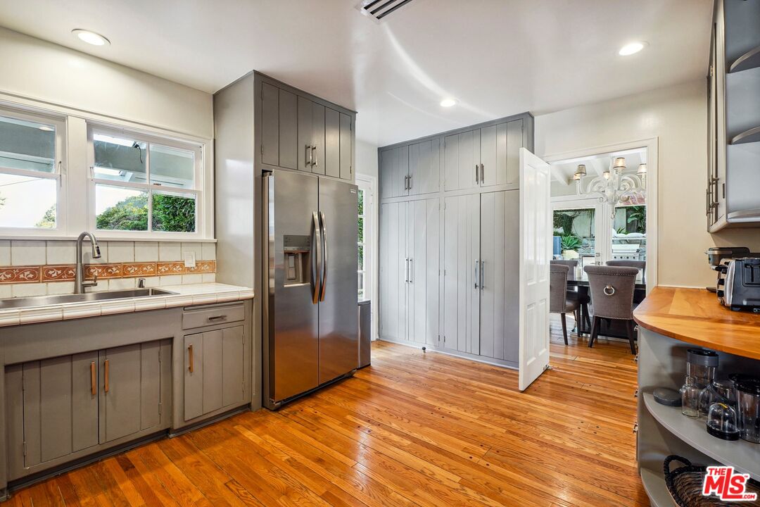 1323 Roscomare Rd